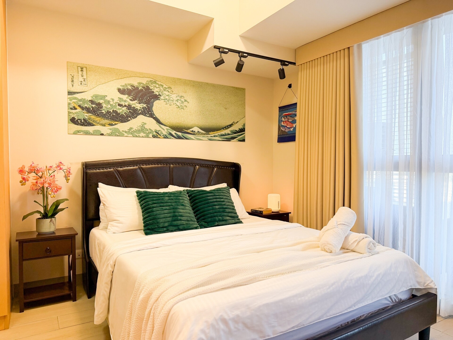 Luxe 1BR in BGC Across Mitsukoshi, Uptown Mall 2 Chillhive Staycation