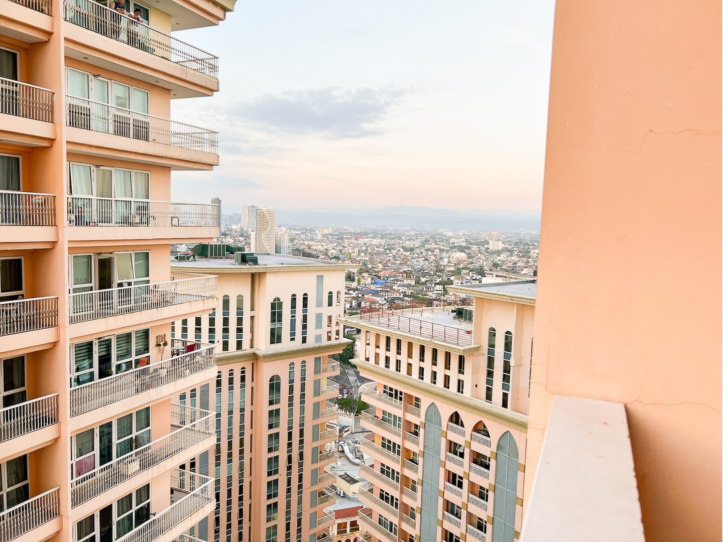 Stylish Stay Beside Venice Mall BGC #vlrtc27c_2 17 Chillhive Staycation