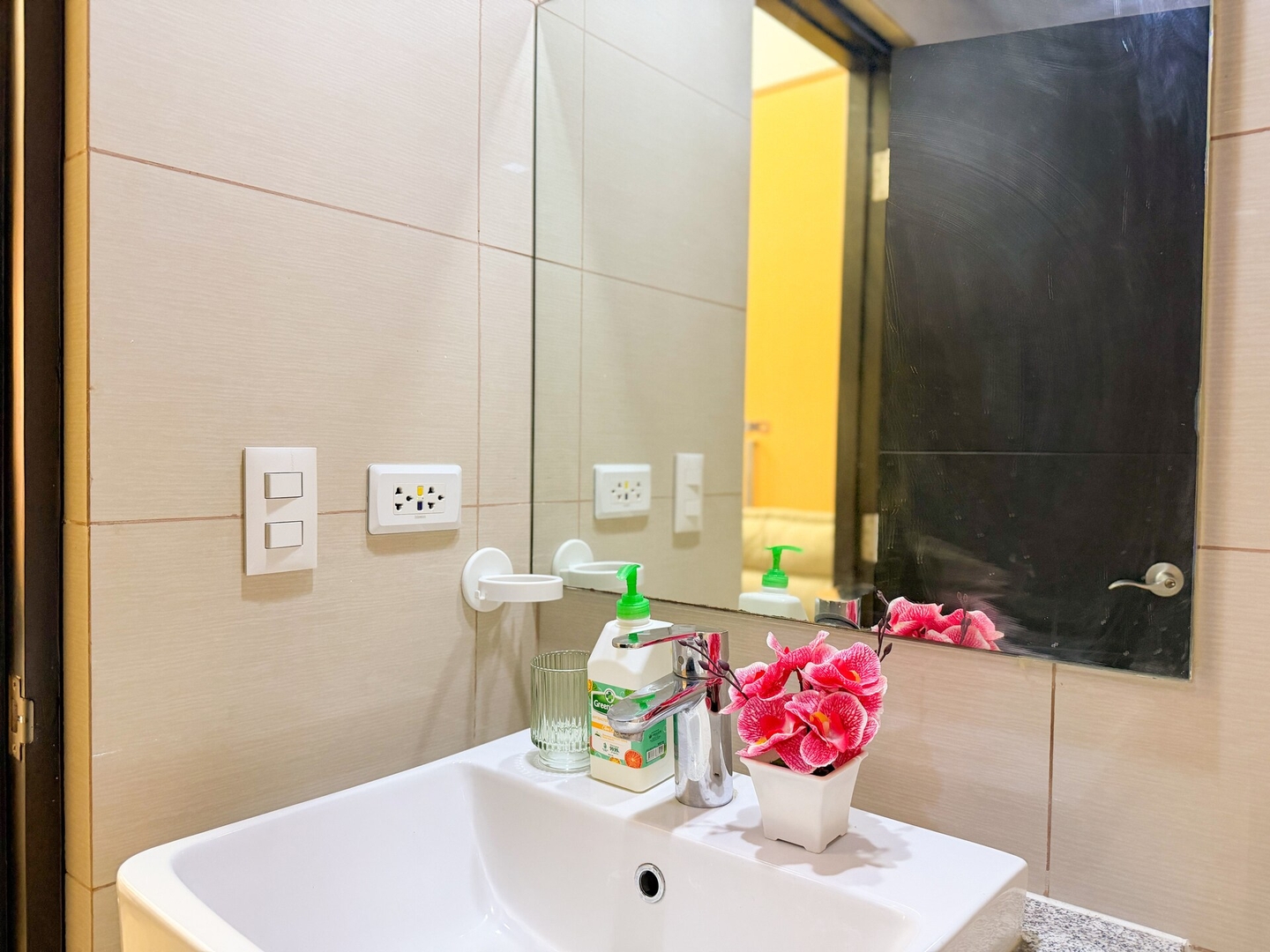 Luxe 1BR in BGC Across Mitsukoshi, Uptown Mall 13 Chillhive Staycation