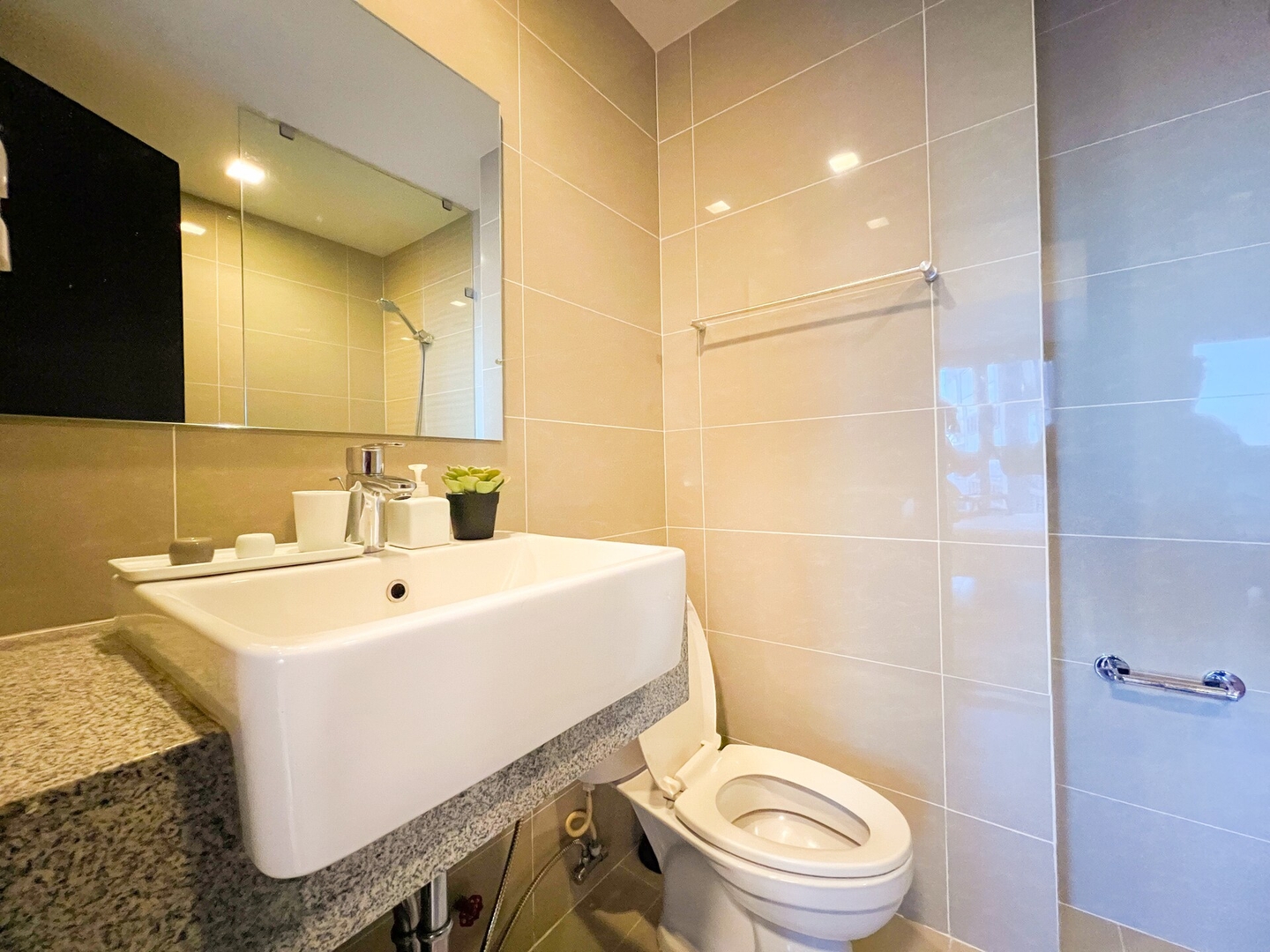 Prime Uptown BGC | Stylish 1BR Getaway #upt1 35j 22 Chillhive Staycation