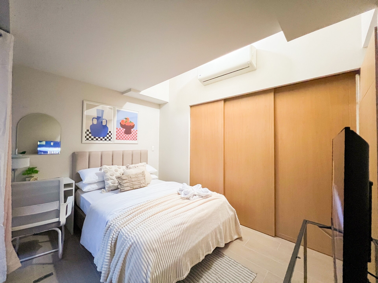 Stylish BGC Condo by Grand Hyatt #upt16k 35 Chillhive Staycation