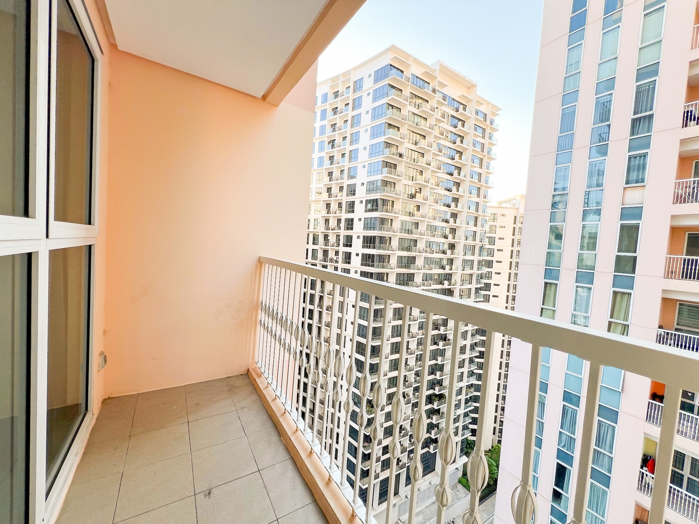 Prime BGC Condo Next to Venice Mall #vlrtc17e 40 Chillhive Staycation
