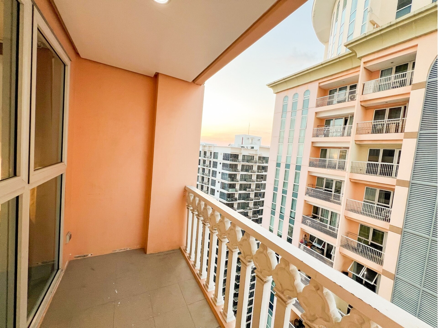 Stylish Stay Beside Venice Mall BGC #vlrtc27c_2 16 Chillhive Staycation