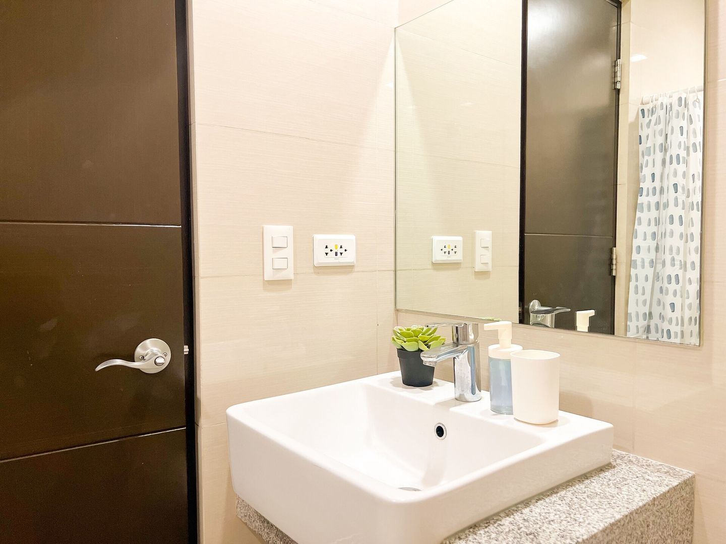 Prime 1BR Condo in the Heart of BGC #upt12j 24 Chillhive Staycation