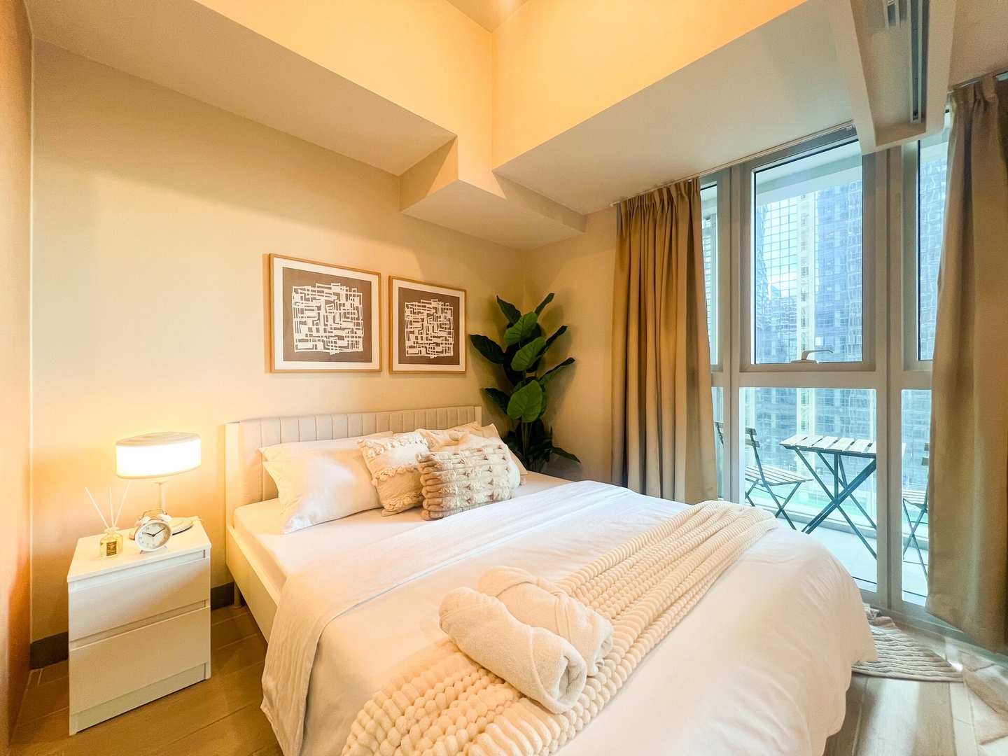 Prime 1BR Condo in the Heart of BGC #upt12j 30 Chillhive Staycation