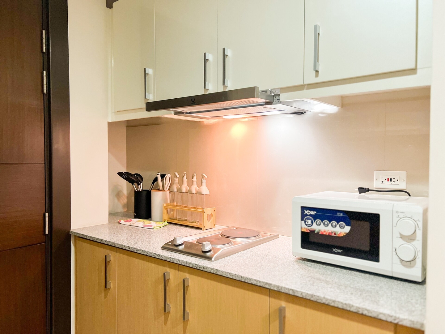 Stylish BGC Condo by Grand Hyatt #upt16k 21 Chillhive Staycation