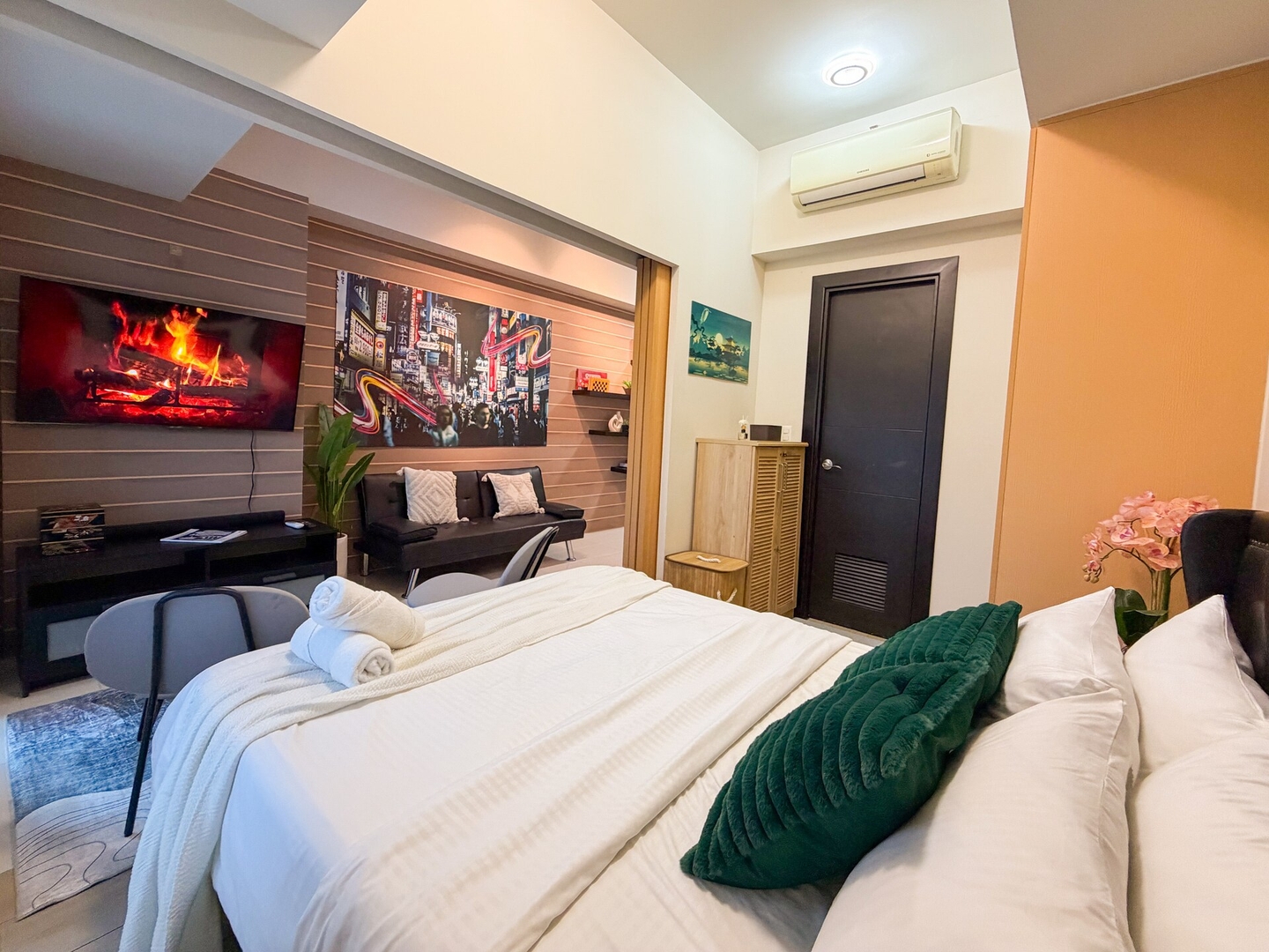 Luxe 1BR in BGC Across Mitsukoshi, Uptown Mall 5 Chillhive Staycation
