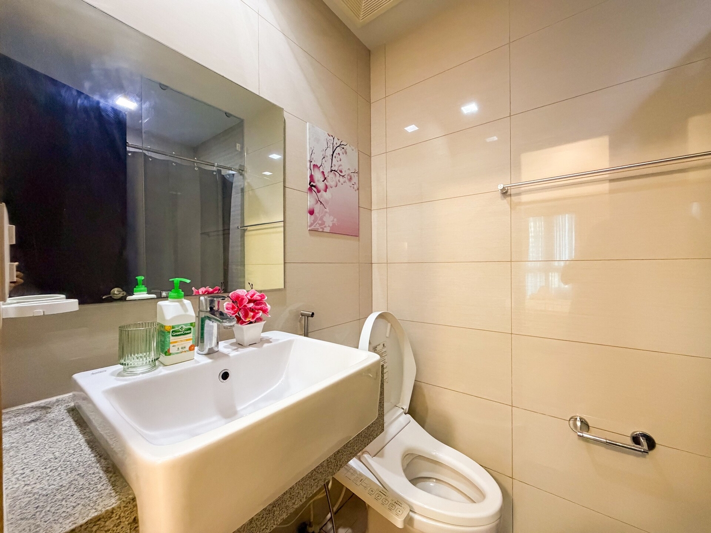 Luxe 1BR in BGC Across Mitsukoshi, Uptown Mall 10 Chillhive Staycation