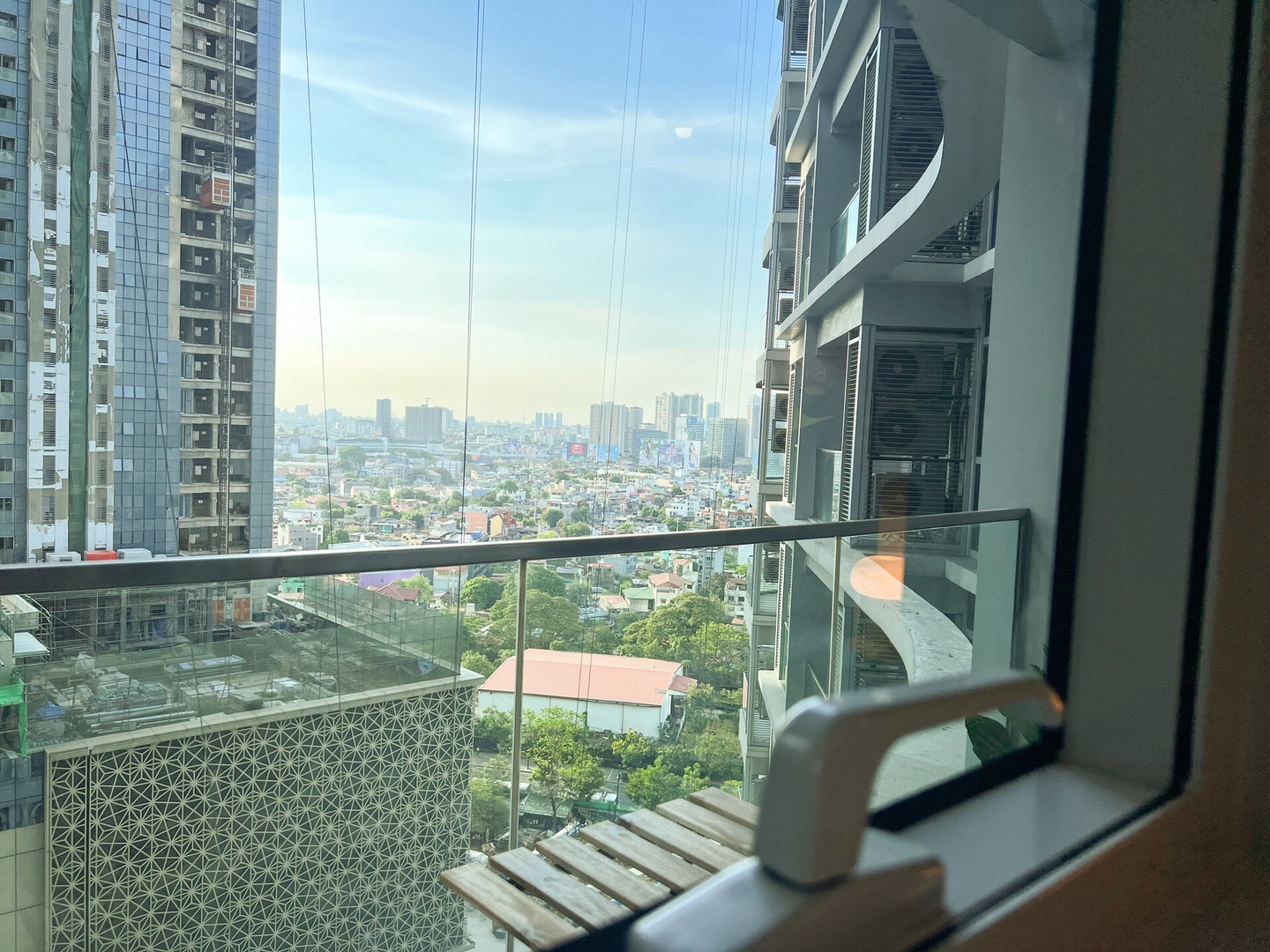 Prime 1BR Condo in the Heart of BGC #upt12j 2 Chillhive Staycation