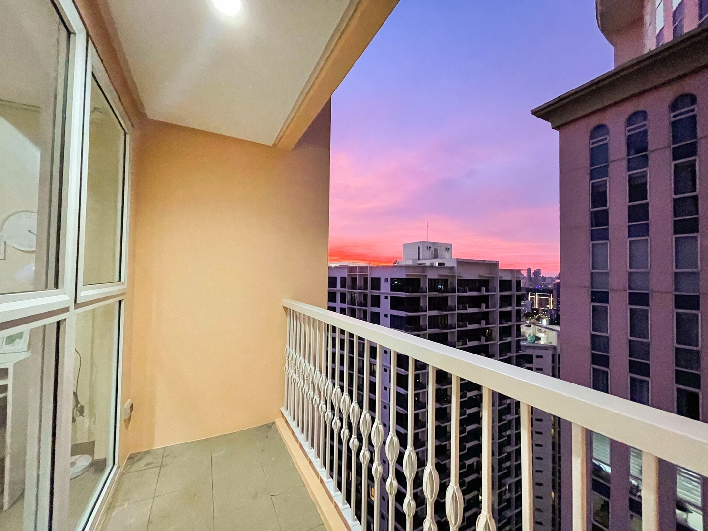 Prime BGC Condo Next to Venice Mall #vlrtc17e 5 Chillhive Staycation