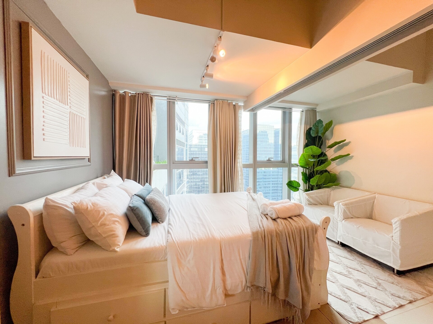 Stylish 1BR in BGC Uptown & Mitsukoshi #UPT126D 5 Chillhive Staycation