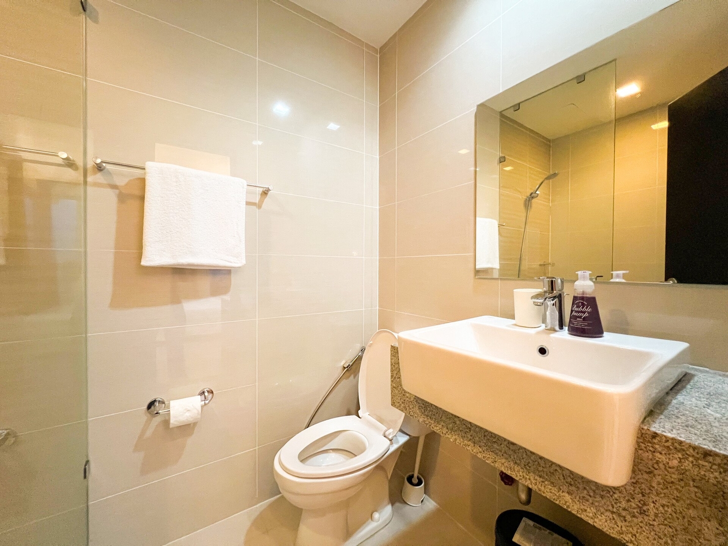 Prime BGC 1BR Near Grand Hyatt & Malls #upt215e 25 Chillhive Staycation