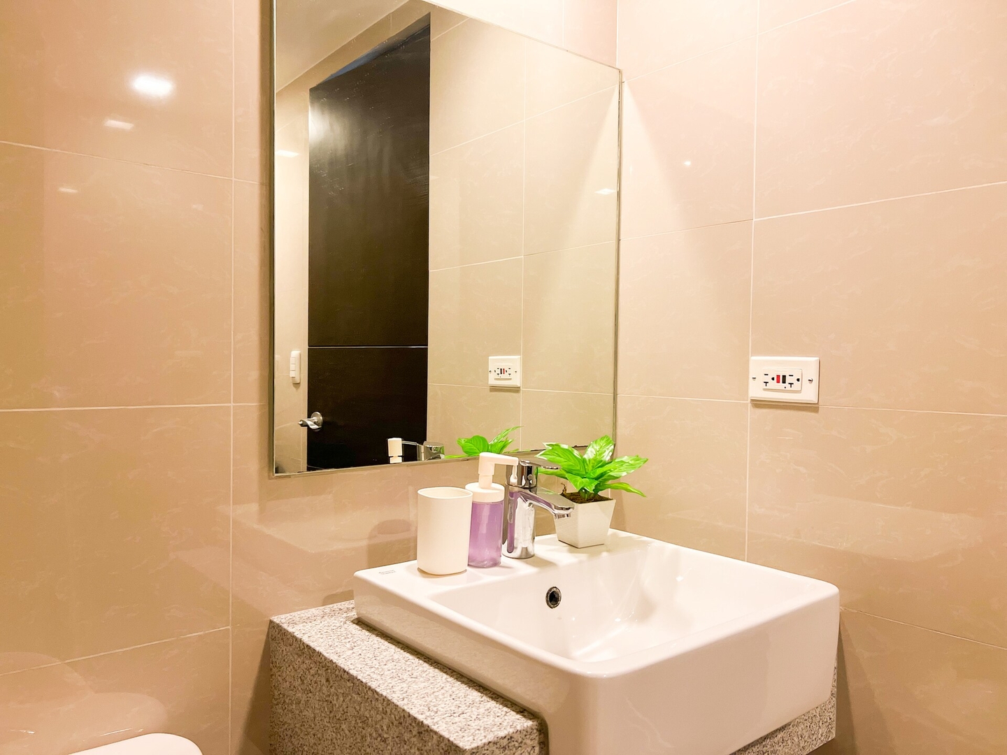 Stylish BGC Condo by Grand Hyatt #upt16k 25 Chillhive Staycation