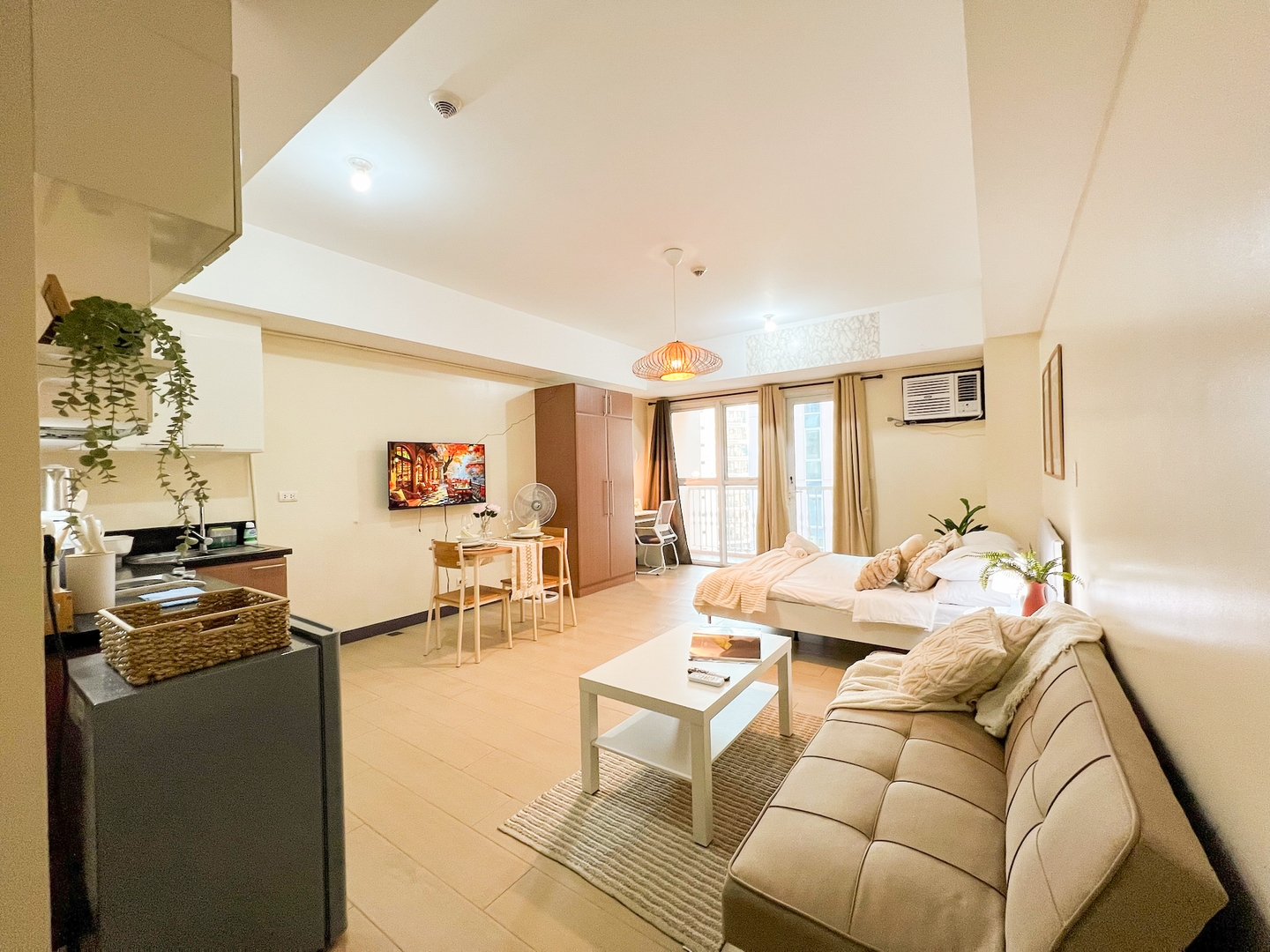 Prime BGC Condo Next to Venice Mall #vlrtc17e 36 Chillhive Staycation