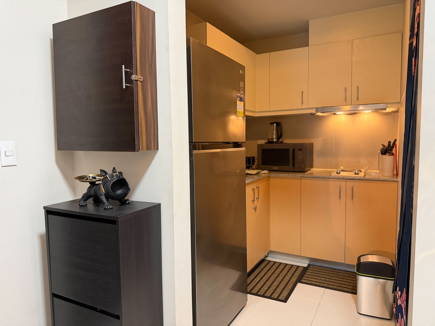 Luxe 1BR in BGC Across Mitsukoshi, Uptown Mall 14 Chillhive Staycation