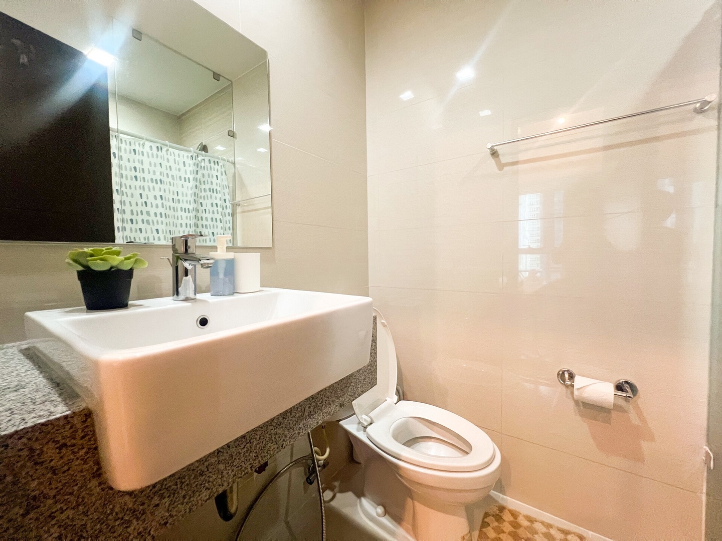 Prime 1BR Condo in the Heart of BGC #upt12j 21 Chillhive Staycation