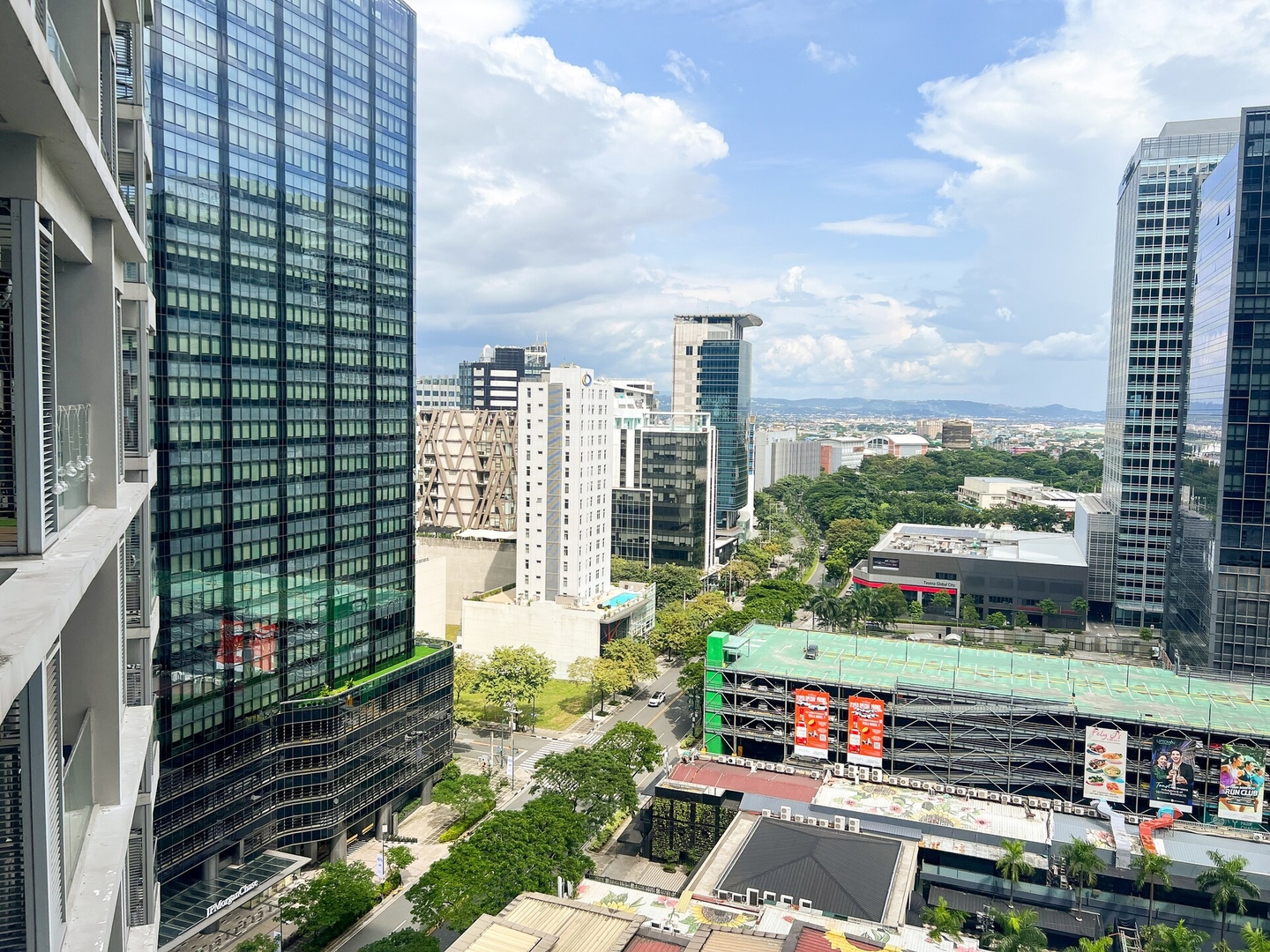 Prime BGC 1BR Near Grand Hyatt & Malls #upt215e 29 Chillhive Staycation