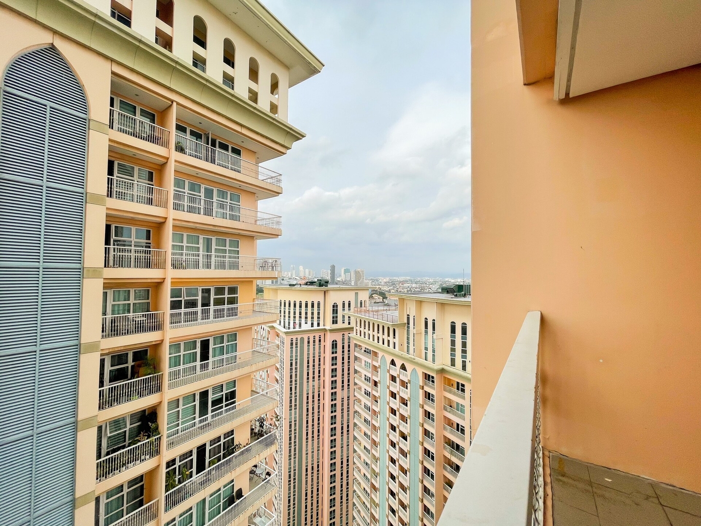 Chic BGC Condo by Grand Canal Mall #vlrtb27b 17 Chillhive Staycation