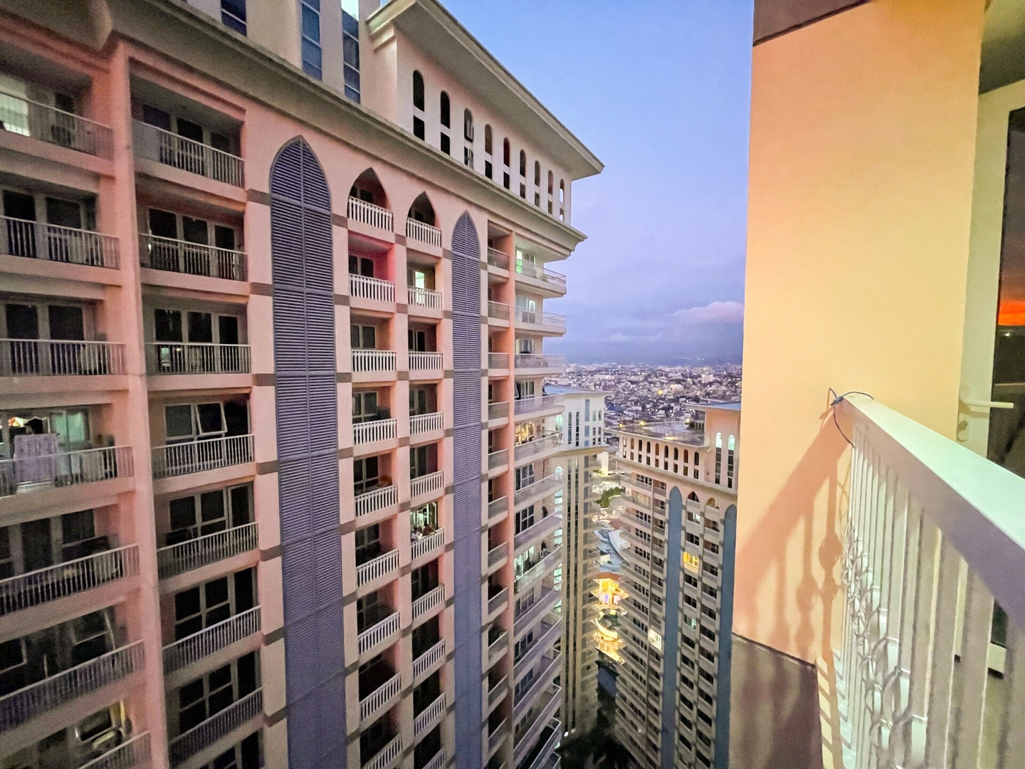Prime BGC Condo Next to Venice Mall #vlrtc17e 22 Chillhive Staycation