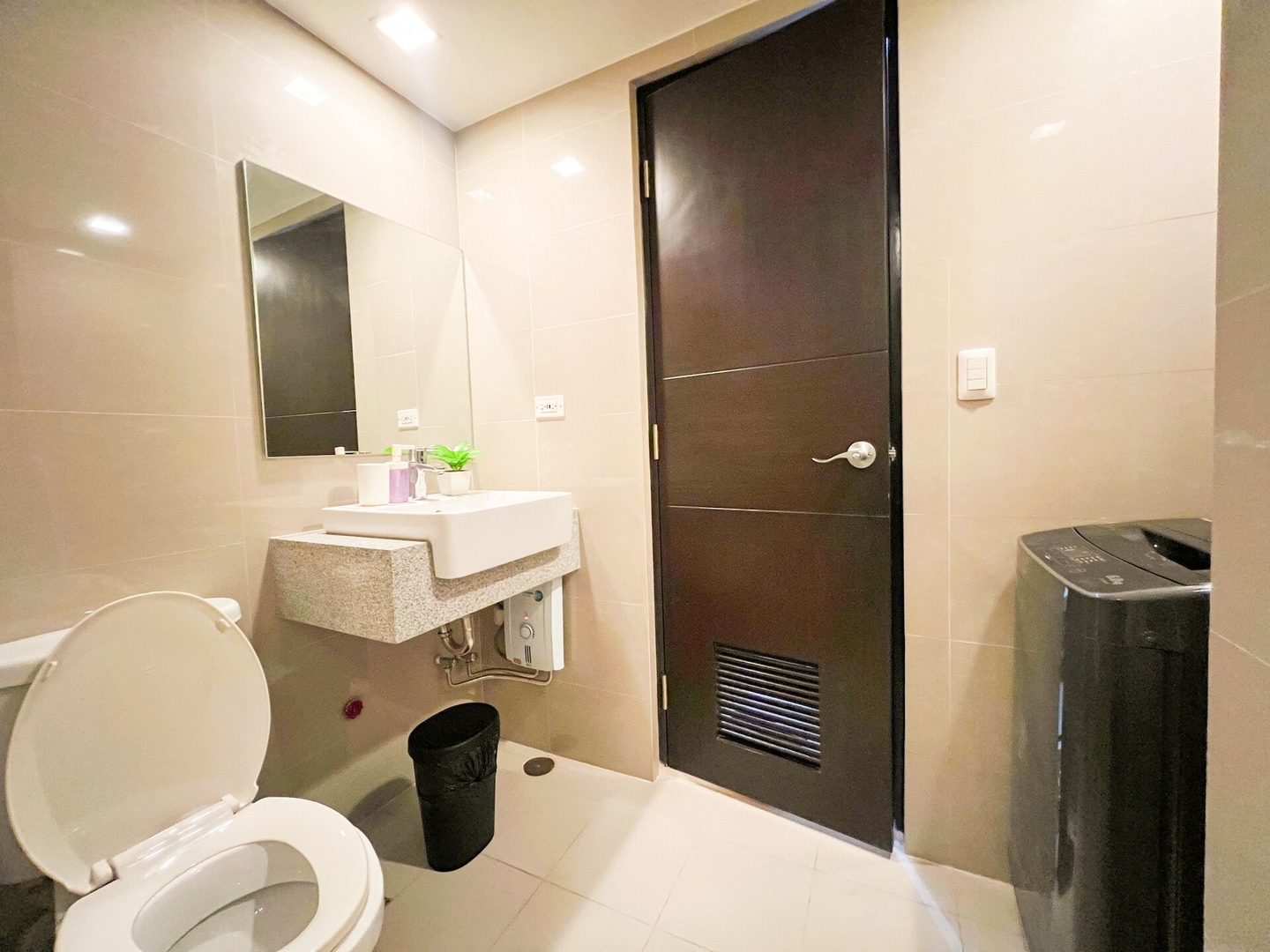 Stylish BGC Condo by Grand Hyatt #upt16k 24 Chillhive Staycation