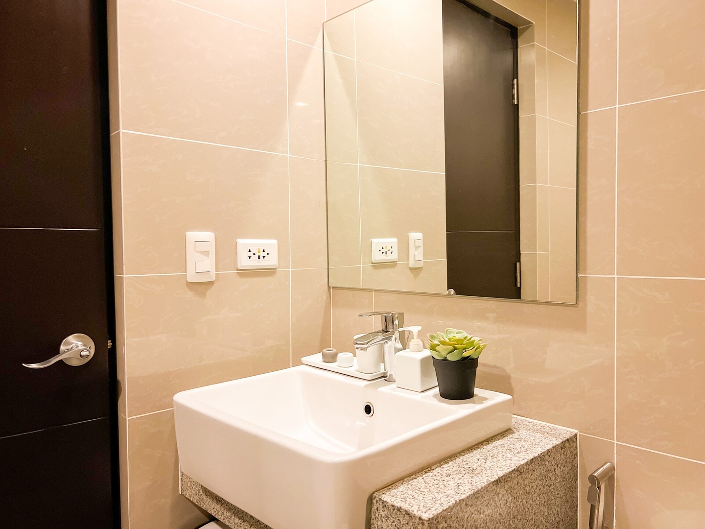 Prime Uptown BGC | Stylish 1BR Getaway #upt1 35j 20 Chillhive Staycation