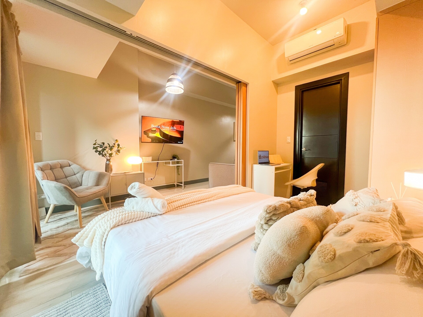 Prime 1BR Condo in the Heart of BGC #upt12j 11 Chillhive Staycation