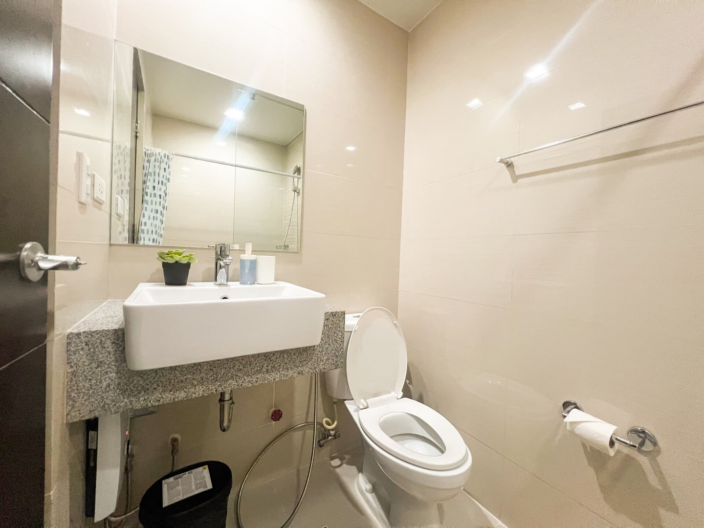 Prime 1BR Condo in the Heart of BGC #upt12j 22 Chillhive Staycation