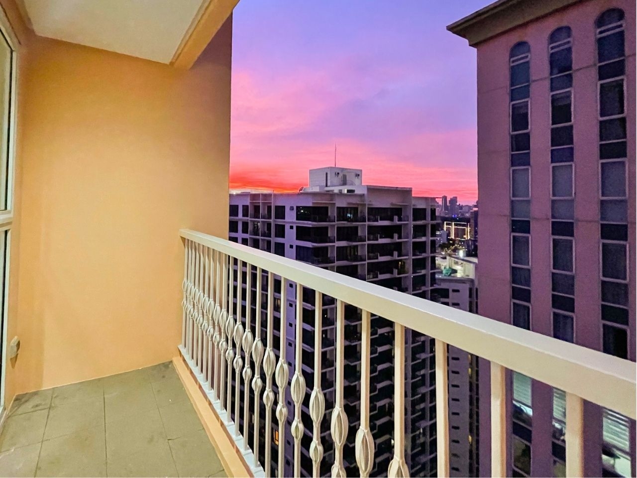 Stylish 1BR Venice Mall, Pool, Fast WiFi #vlrtc17e 2 Chillhive Staycation