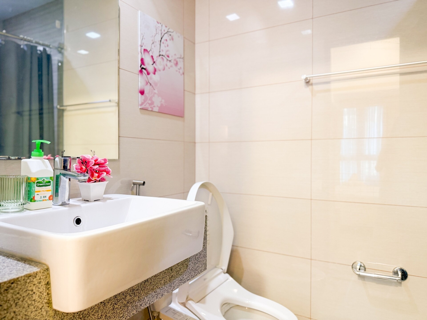 Luxe 1BR in BGC Across Mitsukoshi, Uptown Mall 8 Chillhive Staycation