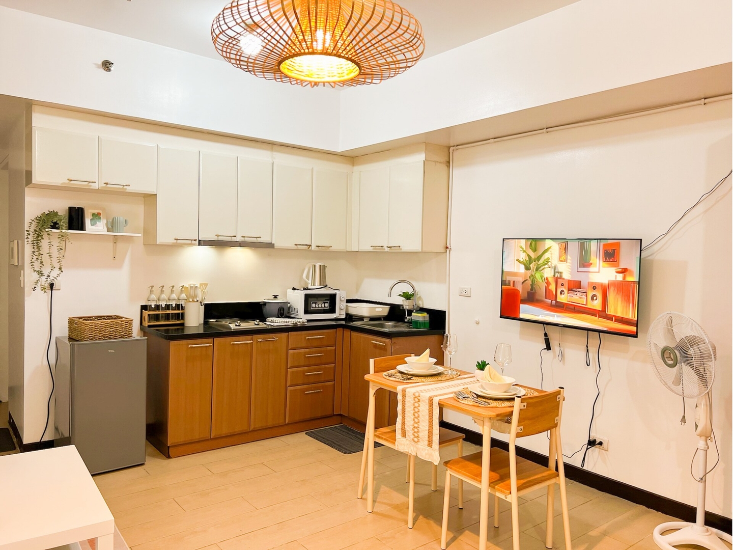 Stylish Stay Beside Venice Mall BGC #vlrtc27c_2 2 Chillhive Staycation