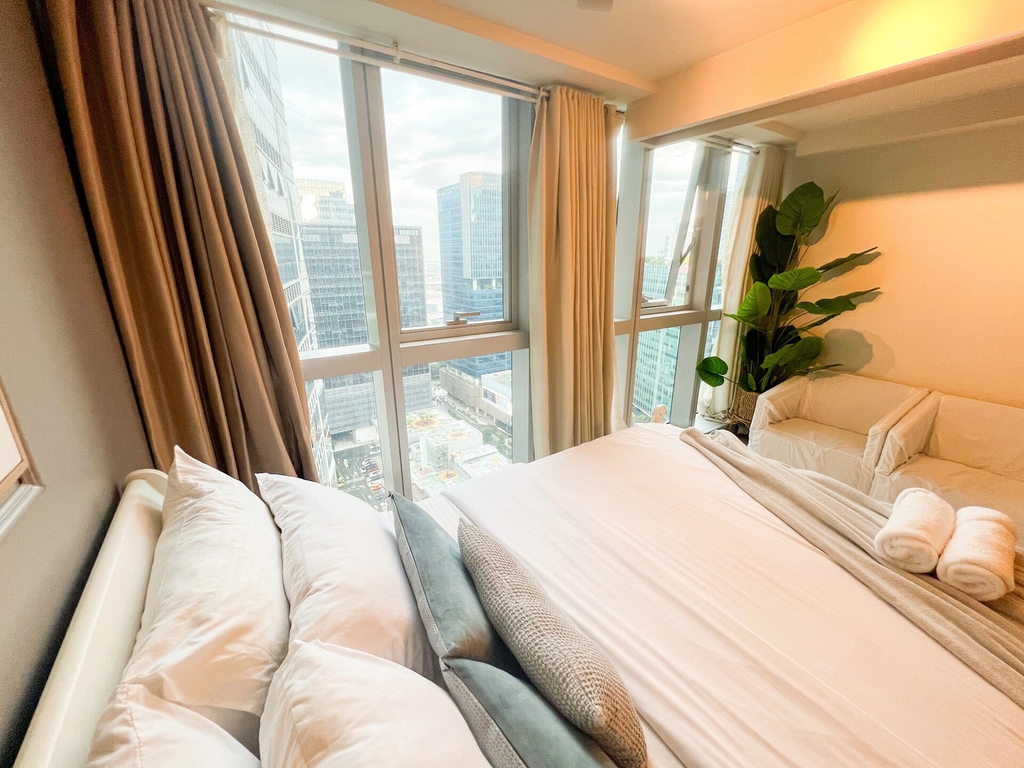 Stylish 1BR in BGC Uptown & Mitsukoshi #UPT126D 17 Chillhive Staycation