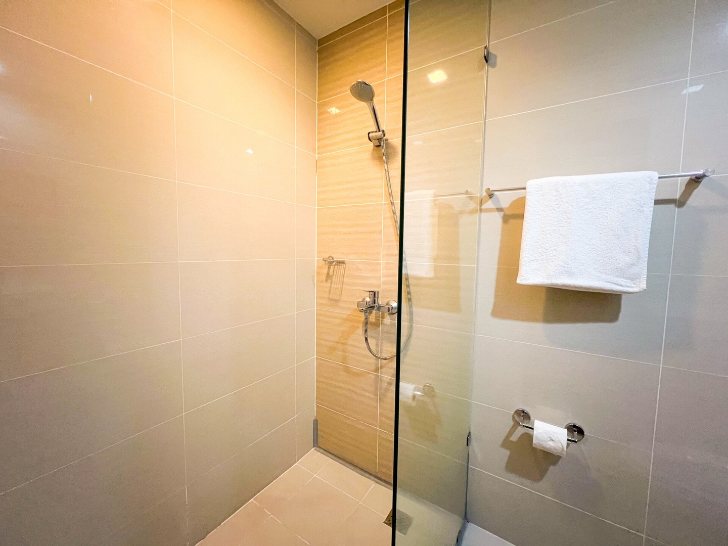 Prime BGC 1BR Near Grand Hyatt & Malls #upt215e 27 Chillhive Staycation