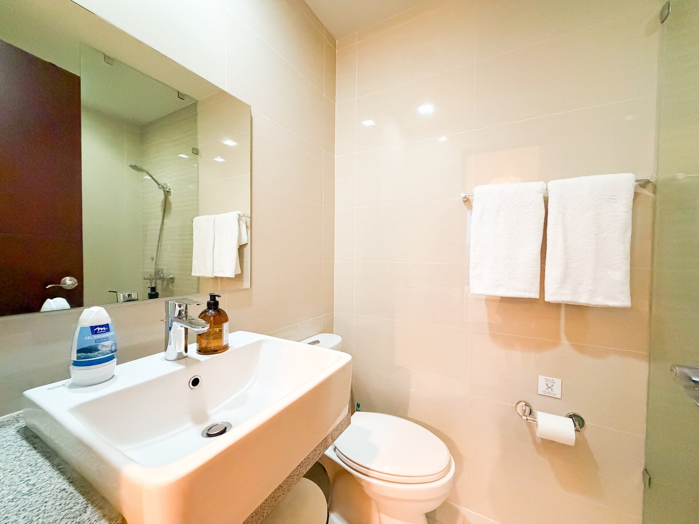 Chic 1BR Condo in Uptown BGC near Hyatt #UPT226Q 7 Chillhive Staycation