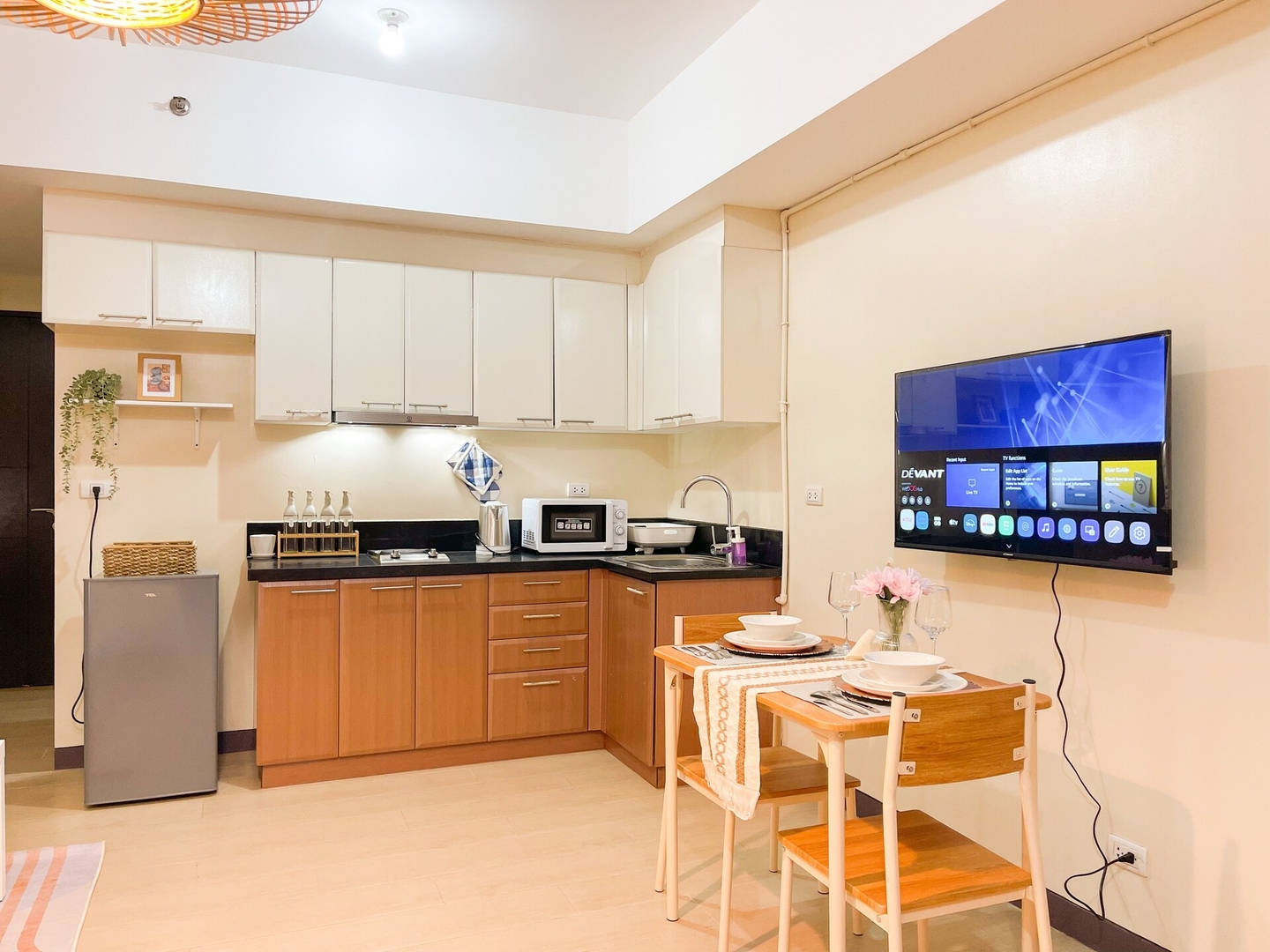 Prime BGC Condo Next to Venice Mall #vlrtc17e 2 Chillhive Staycation