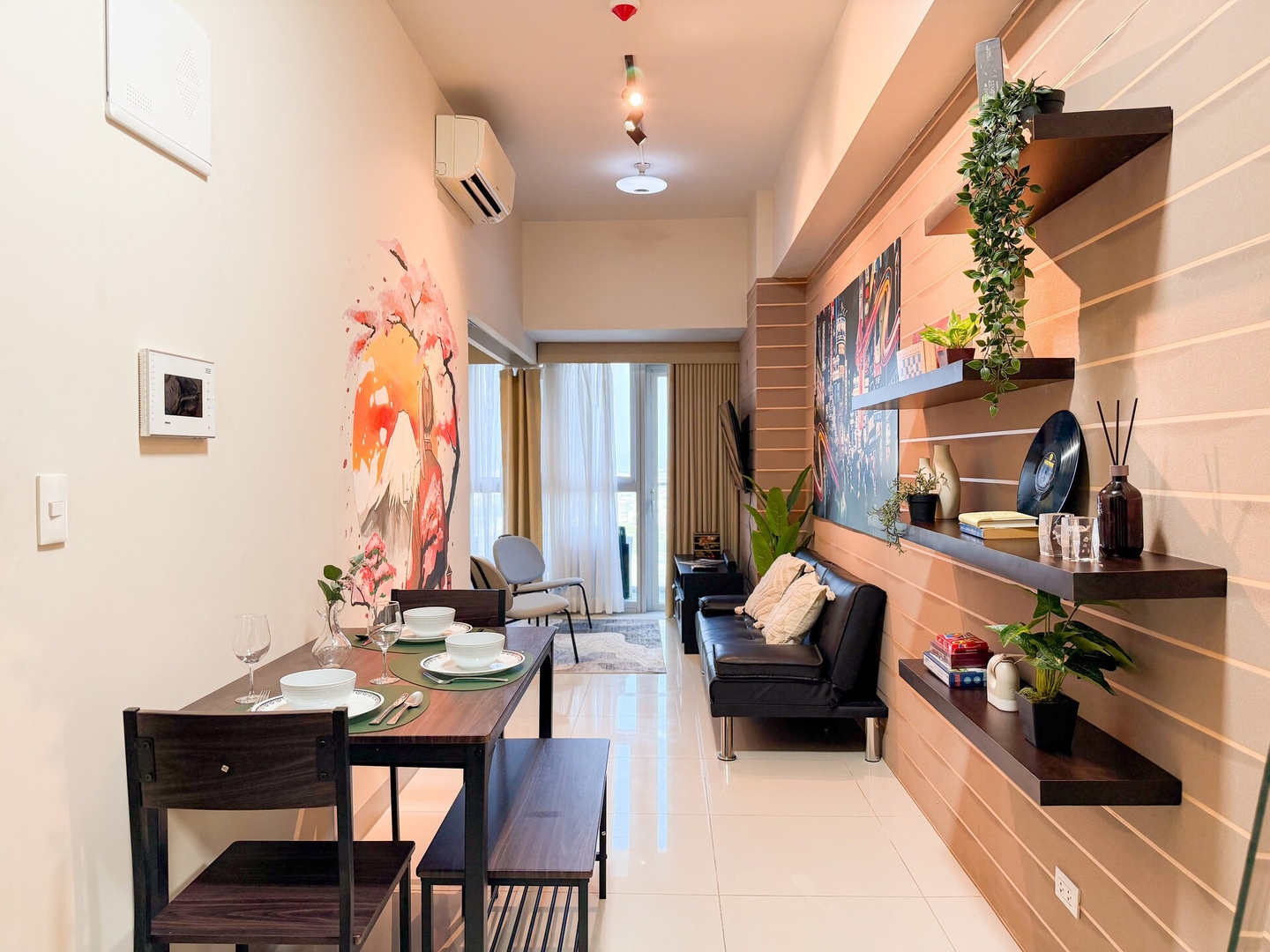 Luxe 1BR in BGC Across Mitsukoshi, Uptown Mall 1 Chillhive Staycation