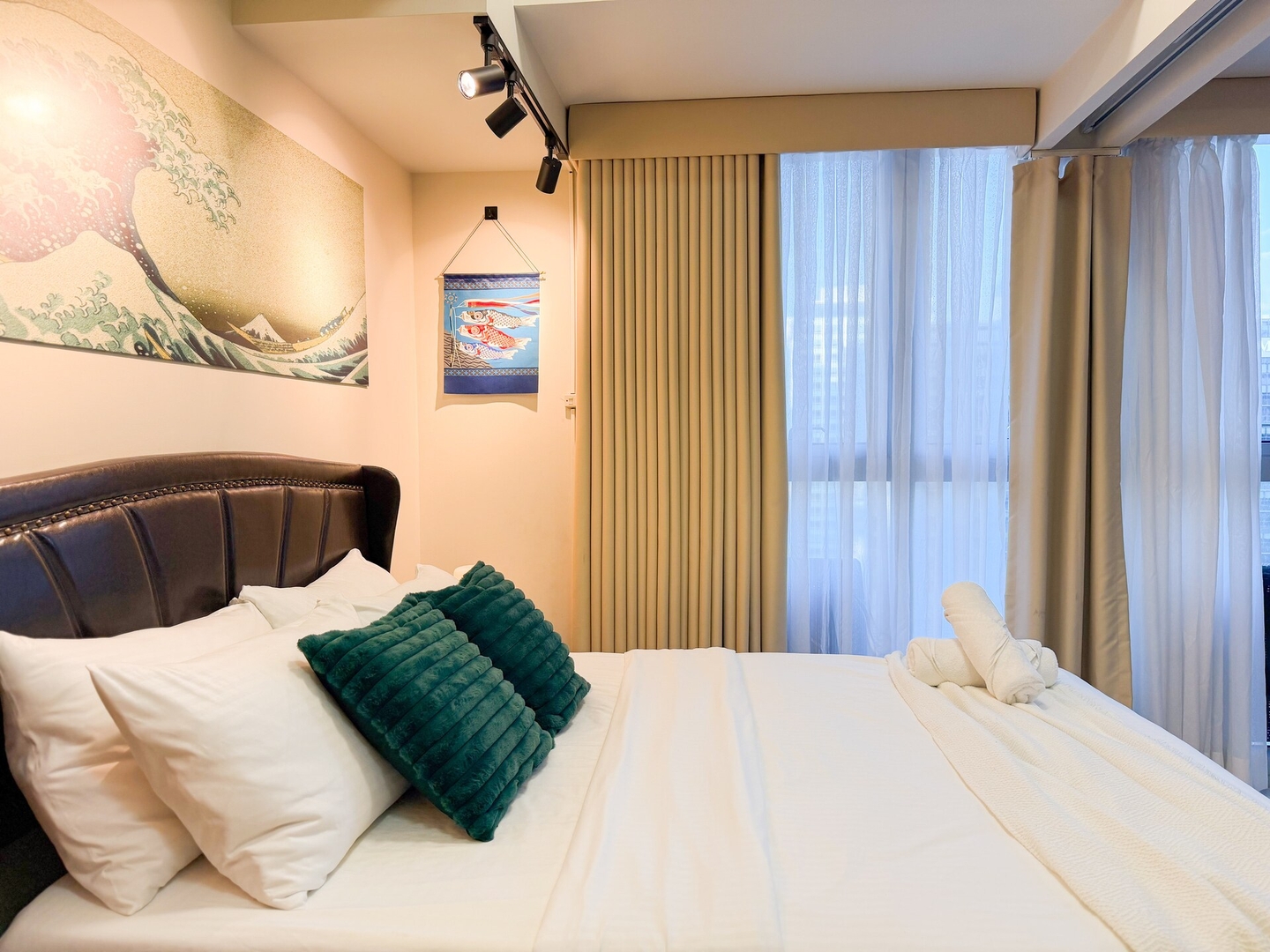 Luxe 1BR in BGC Across Mitsukoshi, Uptown Mall 9 Chillhive Staycation