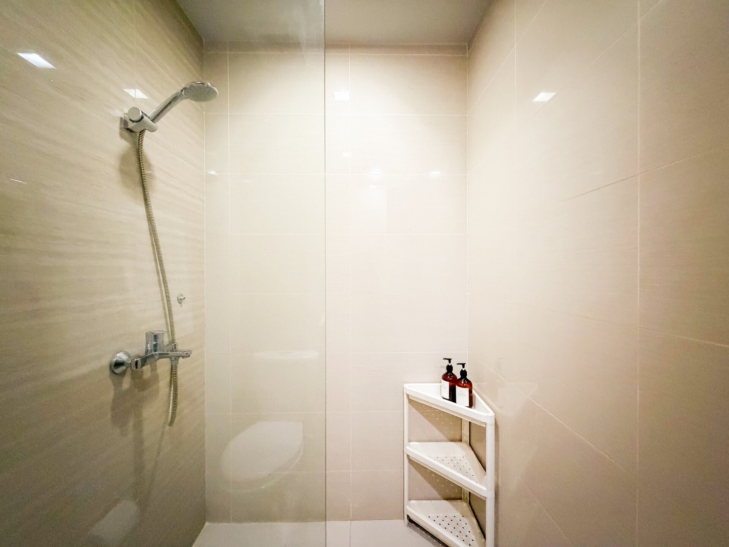 Chic 1BR Condo in Uptown BGC near Hyatt #UPT226Q 8 Chillhive Staycation