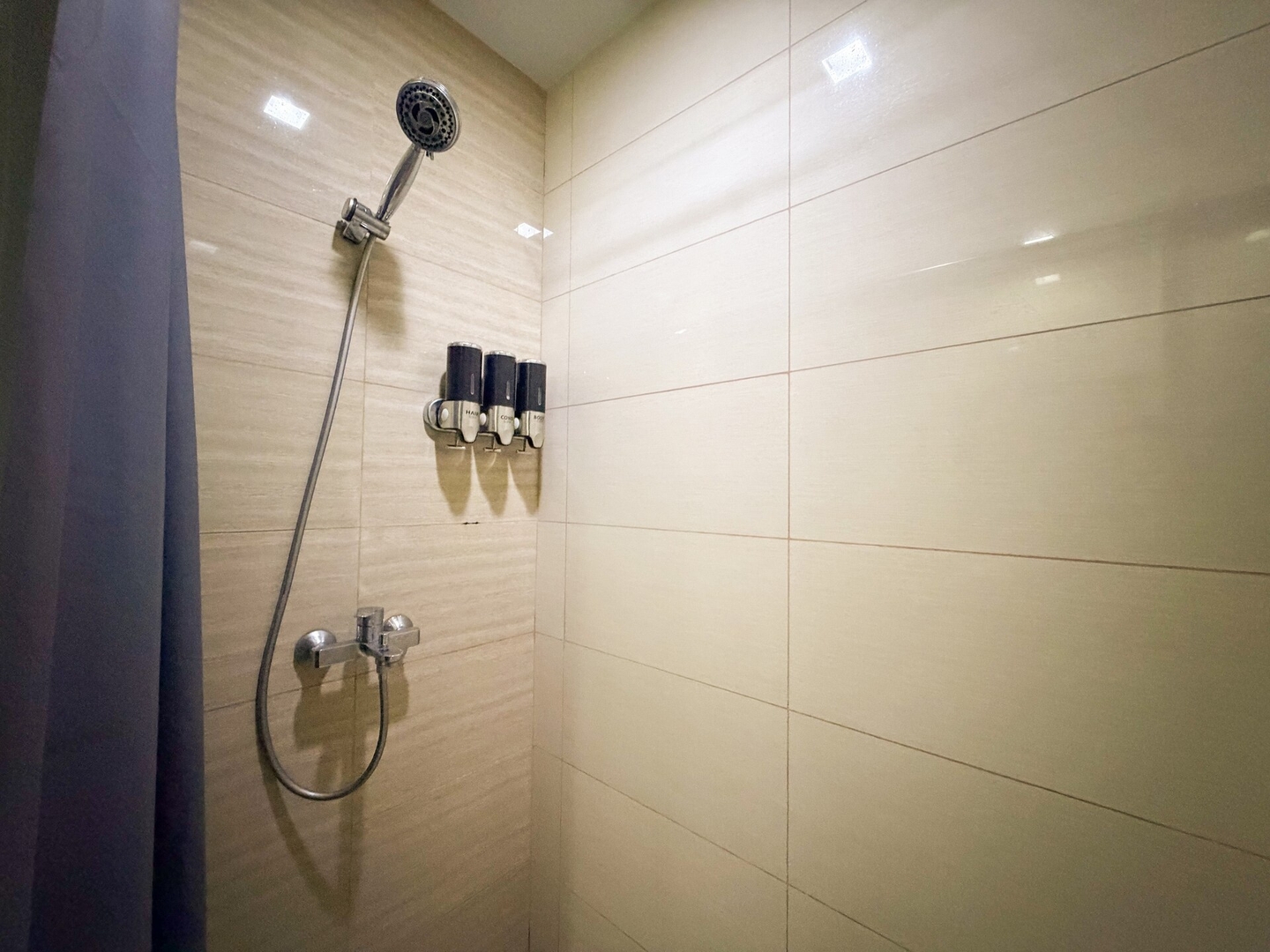 Luxe 1BR in BGC Across Mitsukoshi, Uptown Mall 11 Chillhive Staycation