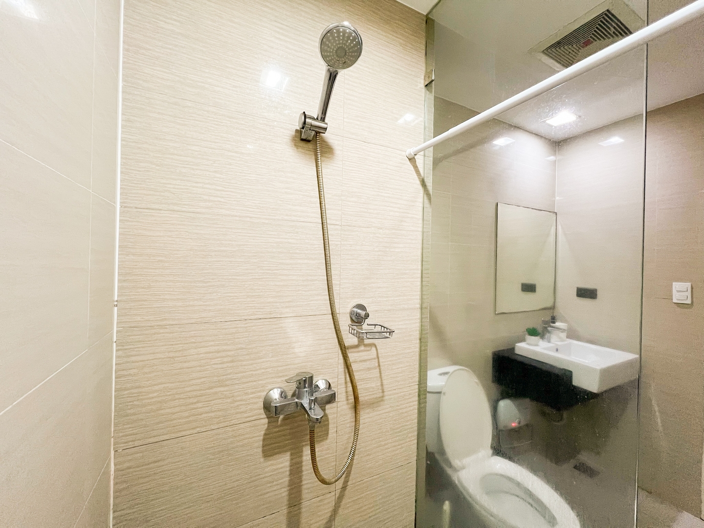 Prime BGC Condo Next to Venice Mall #vlrtc17e 46 Chillhive Staycation