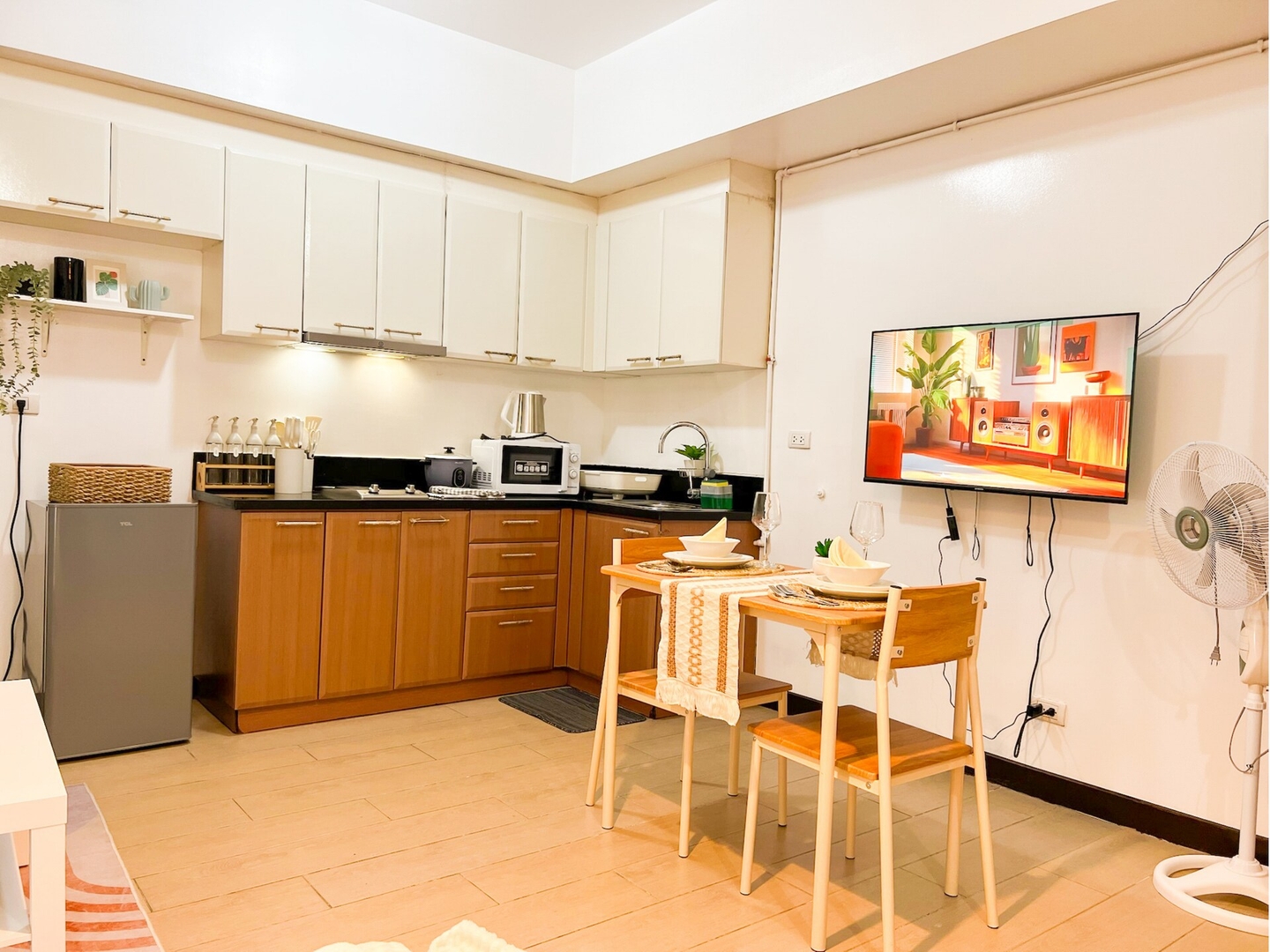 Stylish Stay Beside Venice Mall BGC #vlrtc27c_2 9 Chillhive Staycation
