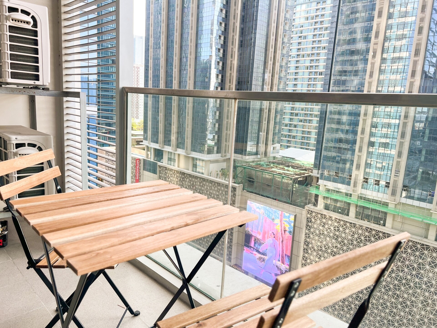Prime 1BR Condo in the Heart of BGC #upt12j 23 Chillhive Staycation
