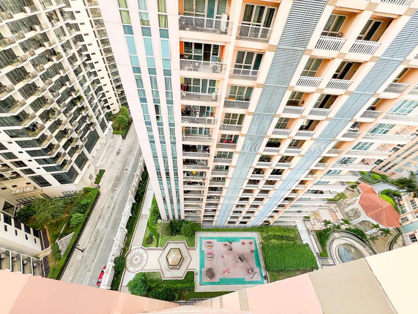 Prime BGC Condo Next to Venice Mall #vlrtc17e 42 Chillhive Staycation