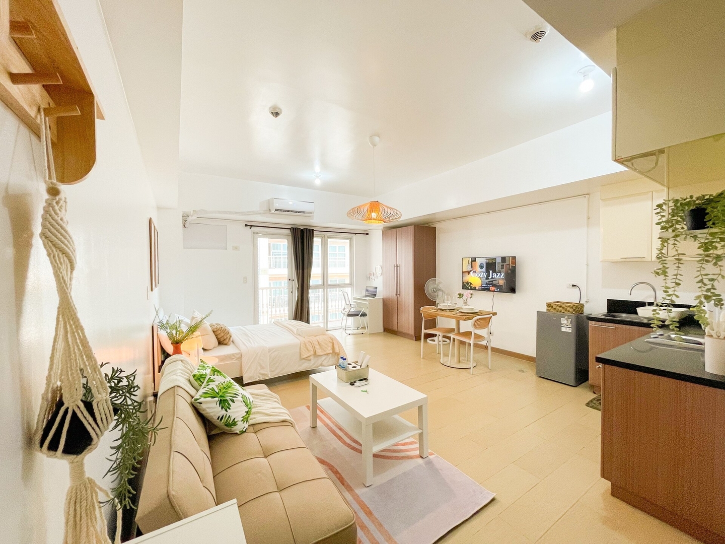 Chic BGC Condo by Grand Canal Mall #vlrtb27b 1 Chillhive Staycation