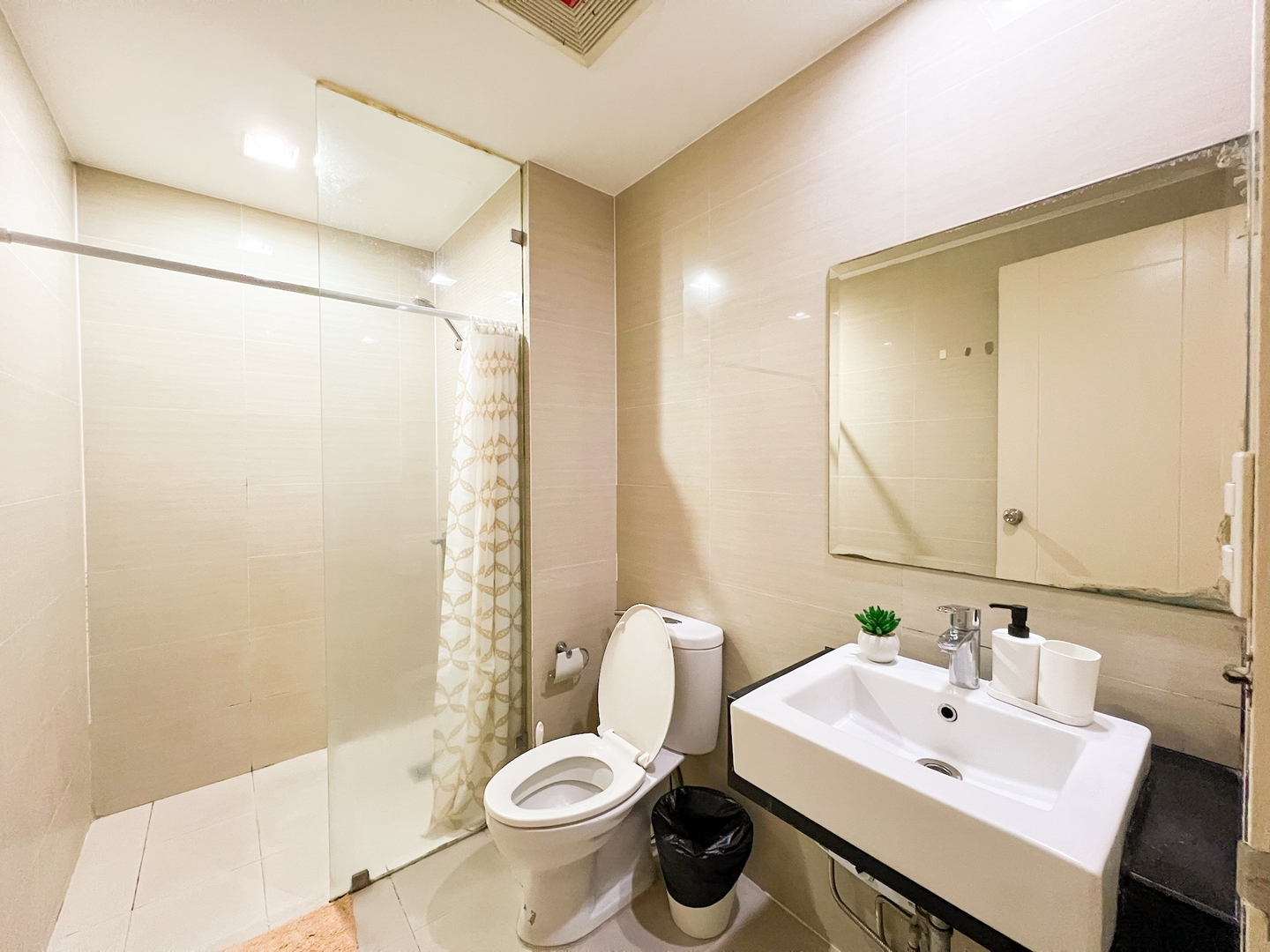 Prime BGC Condo Next to Venice Mall #vlrtc17e 45 Chillhive Staycation