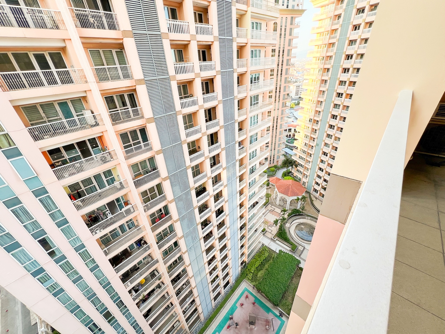 Prime BGC Condo Next to Venice Mall #vlrtc17e 41 Chillhive Staycation