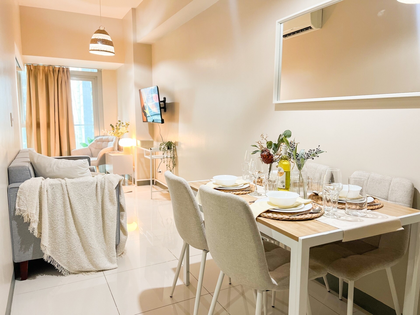 Prime 1BR Condo in the Heart of BGC #upt12j 9 Chillhive Staycation
