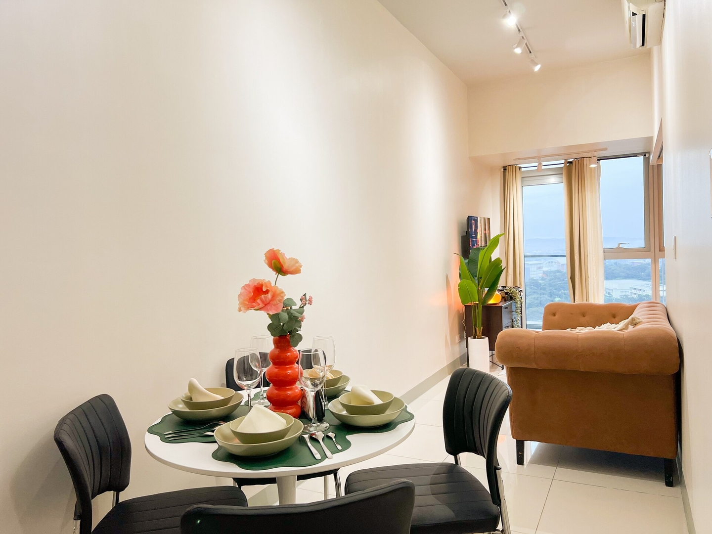 Prime BGC 1BR Near Grand Hyatt & Malls #upt215e 16 Chillhive Staycation