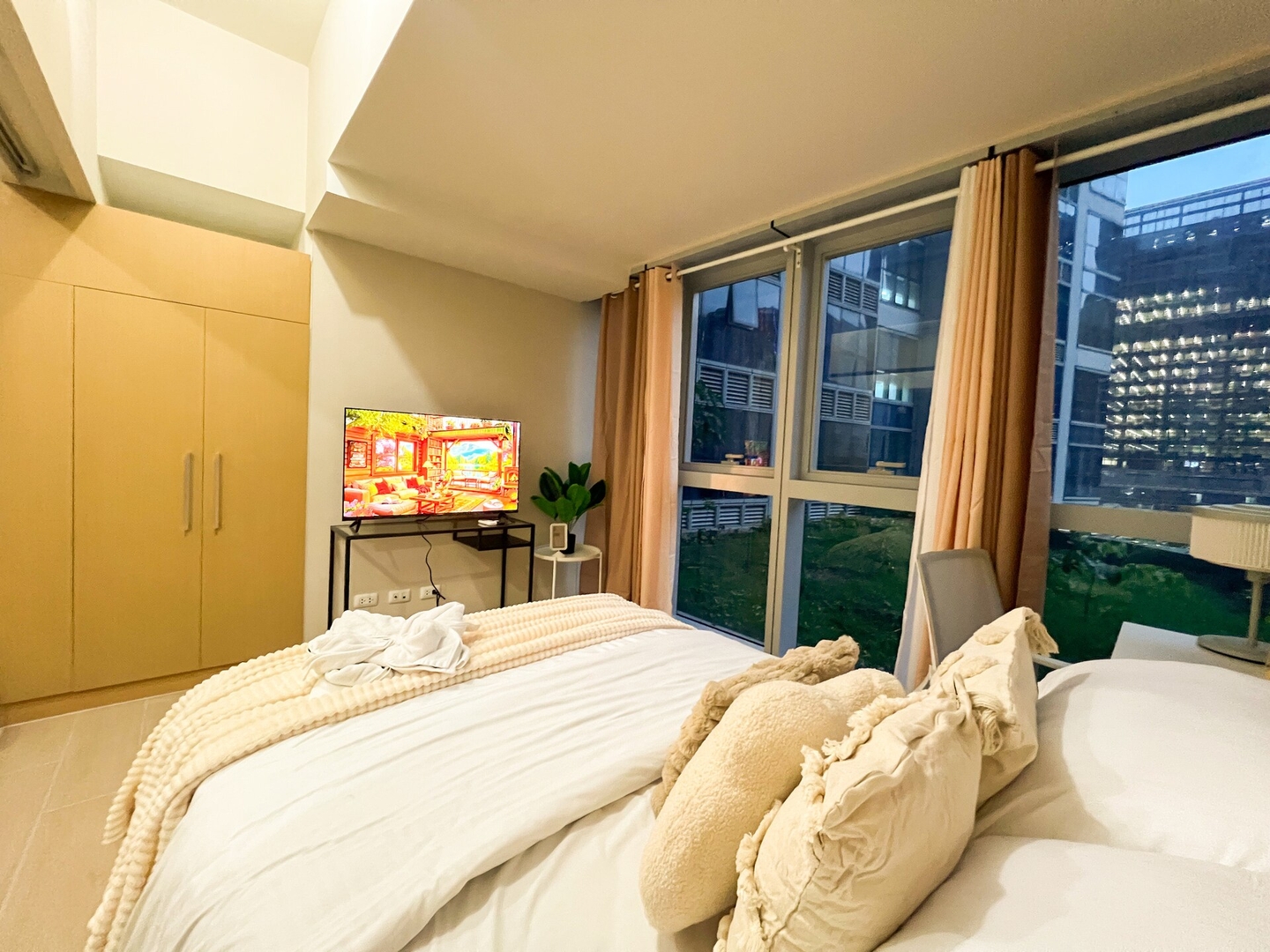 Stylish BGC Condo by Grand Hyatt #upt16k 36 Chillhive Staycation