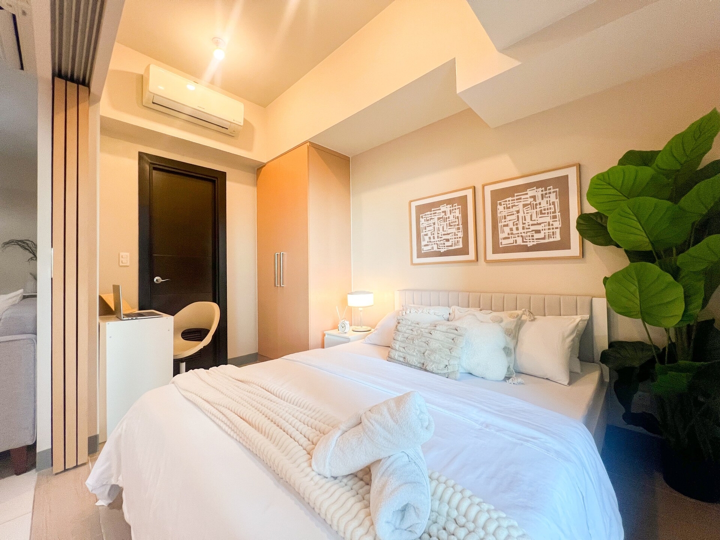 Prime 1BR Condo in the Heart of BGC #upt12j 18 Chillhive Staycation