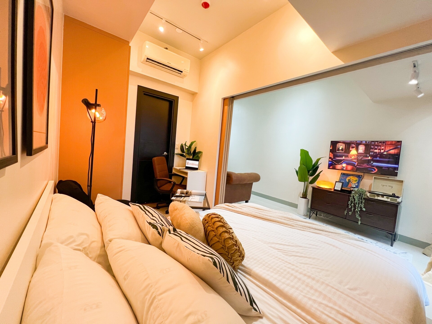 Prime BGC 1BR Near Grand Hyatt & Malls #upt215e 20 Chillhive Staycation